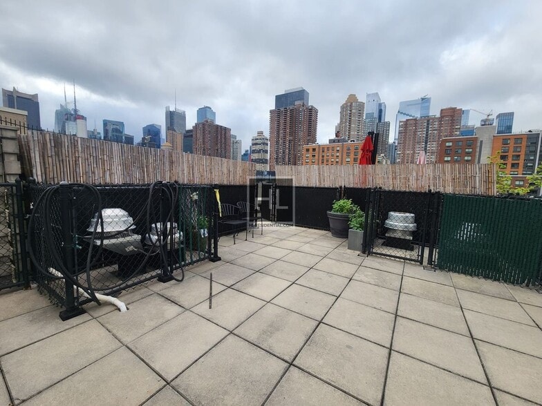 Building Photo - 2BR 2BA w/ Curvy Balcony, In-Unit Laundry, Gym, Roof Deck In Boutique Low-Rise Doorman Building
