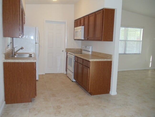 Building Photo - Modest 3 Br/1.5 Bath in Established Neighborhood