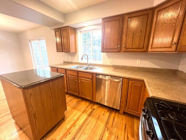 Building Photo - 3 Bedroom Townhome