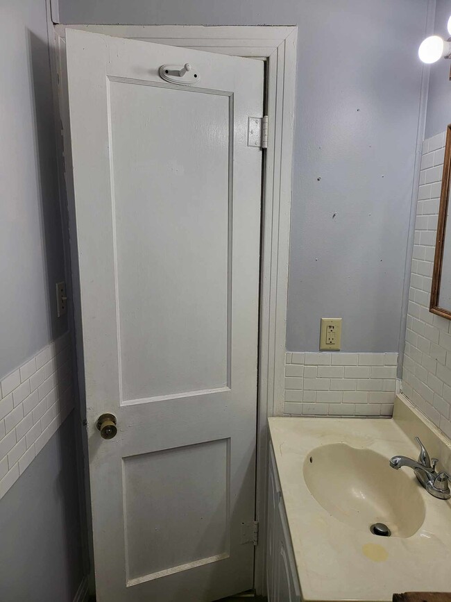 Building Photo - 943 S Micheaux St