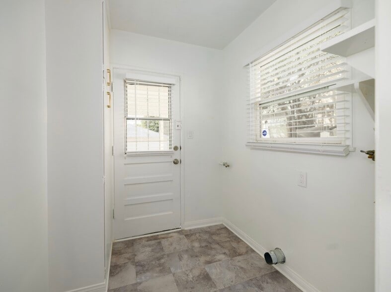 Building Photo - 8123 Lindley Ave