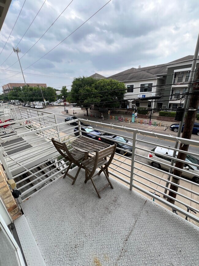 Building Photo - 2124 E 6th St