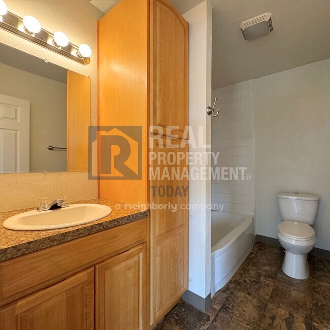 Building Photo - Dammrose - 3201 (Cascade Group)