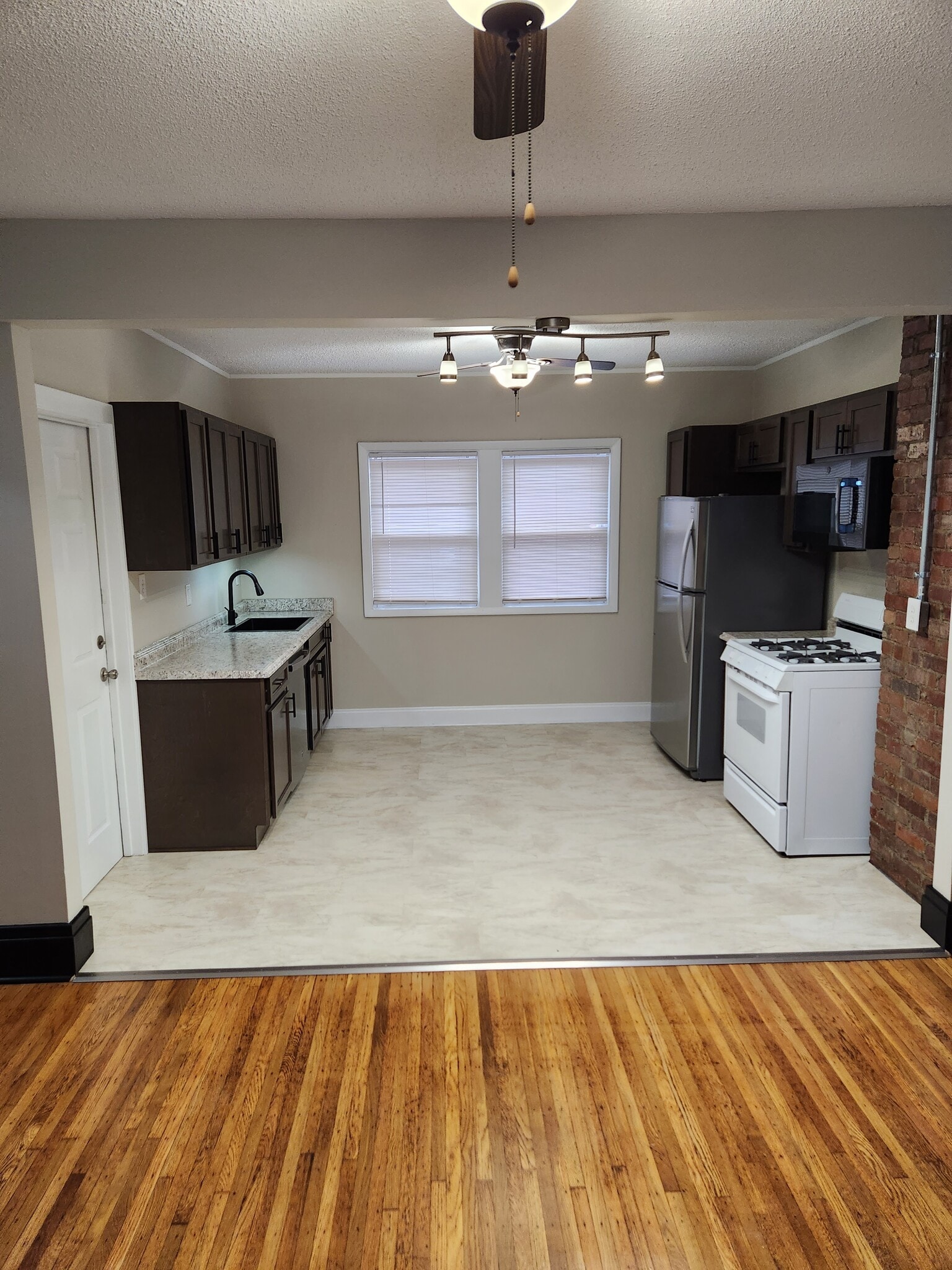 Building Photo - 17 Meriden St