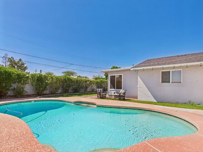 Building Photo - Tempe Gem - Fully furnished with a pool
