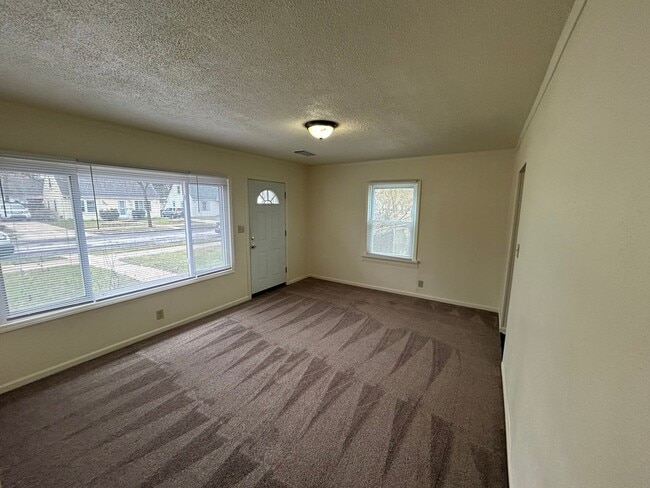 Building Photo - 2 Bedroom Single Family Home