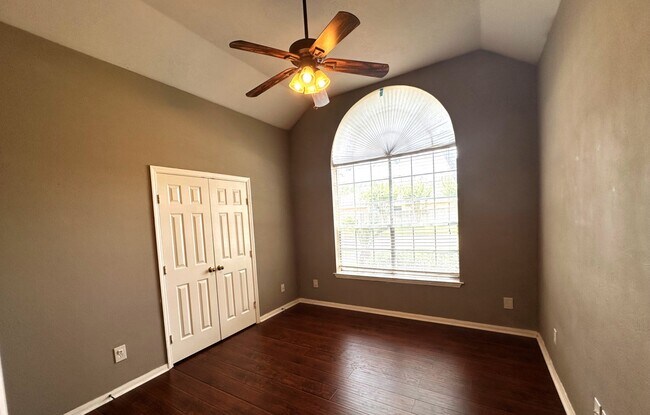 Building Photo - 8739 Saratoga Dr