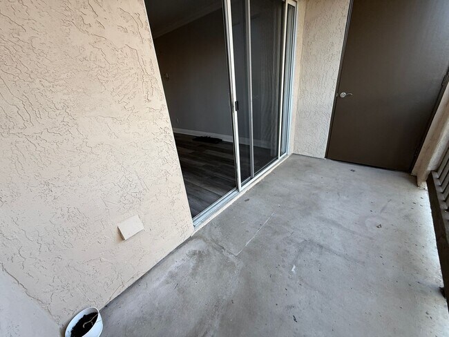 Building Photo - Spacious and Modern 2BR Condo in UTC, San Diego