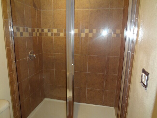 Building Photo - Beautiful 3BR Home in Mallory Square, Lawn Care Included