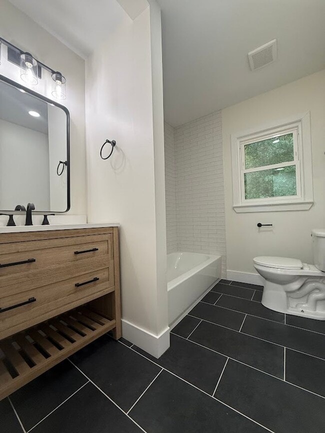 Building Photo - 5 Bed 3 bath in Atlanta!