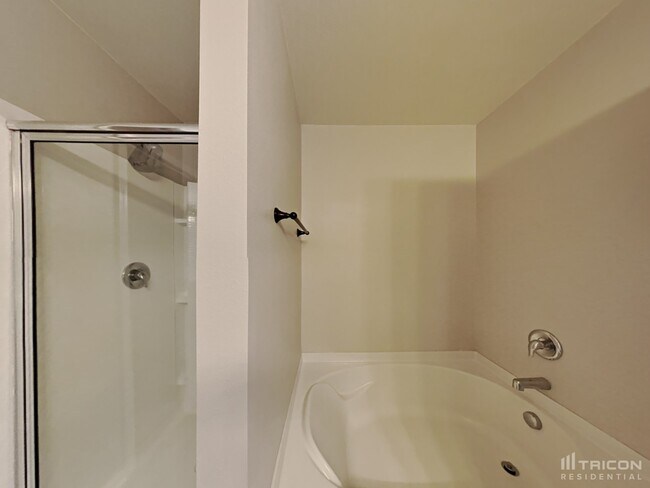 Building Photo - 2824 Tall Oaks Dr