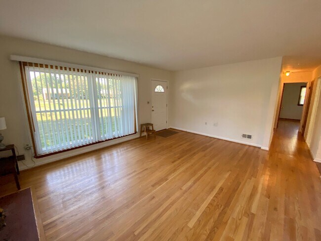 Building Photo - Charming 3Bedroom/2Bathroom Detached Home ...