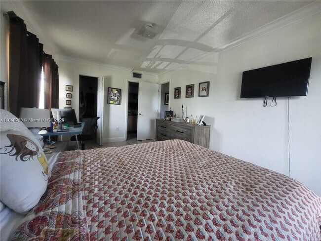 Building Photo - 10765 SW 108th Ave
