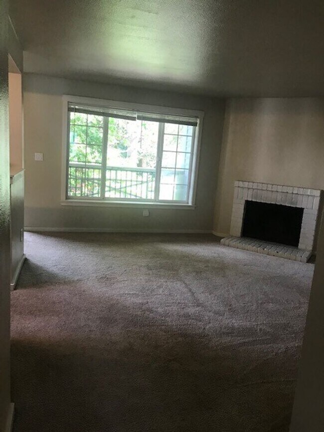 Building Photo - $2500-3Beds 2BA W/D 2 reserved parking, po...