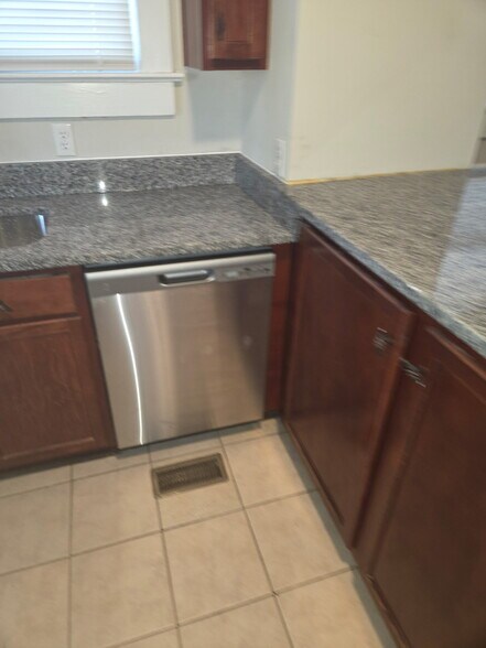 Building Photo - 2511 Charles St