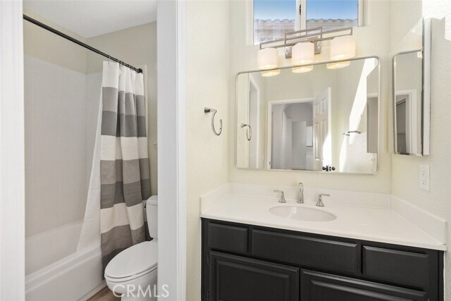 Building Photo - 2 Crystalglen