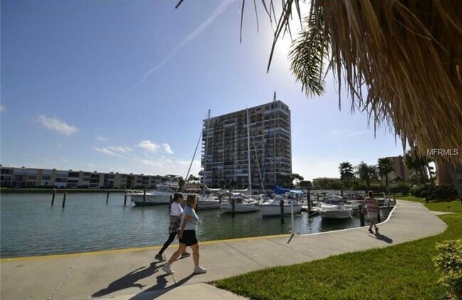 Building Photo - 7300 Sun Island Dr S