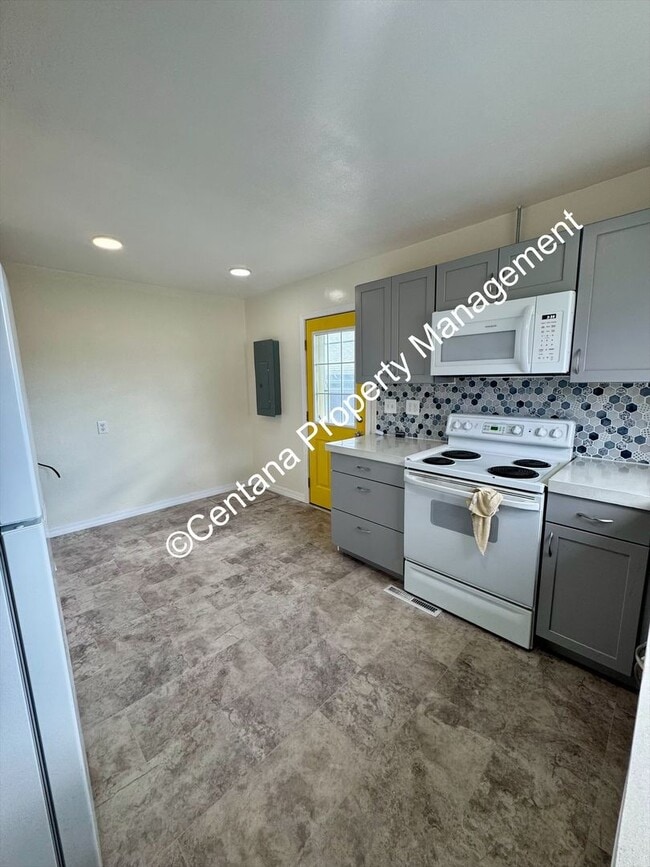 Building Photo - 3 Bed 1 Bath located on the flats
