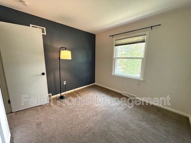Building Photo - 417 Surrey Dr