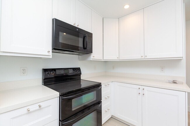 Building Photo - 2 Bedroom Condo in the Villa La Jolla Community