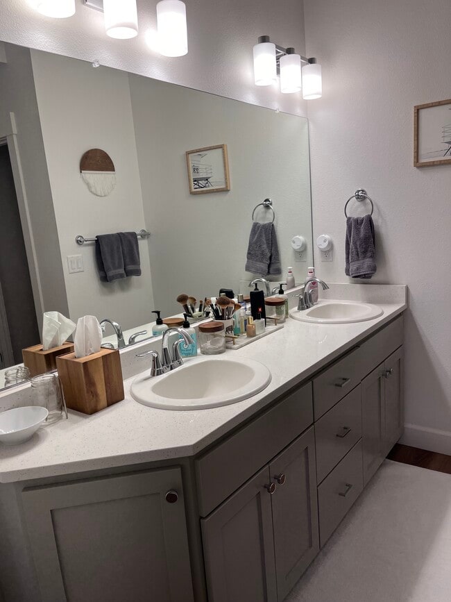 Building Photo - 990 NE Samson St