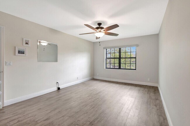 Building Photo - 3118 Florida Blvd