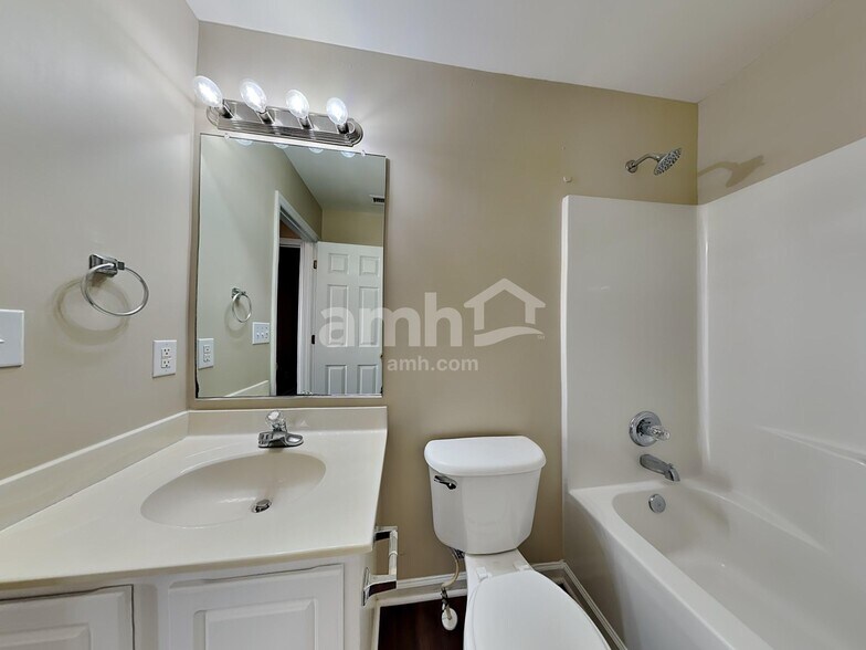 Building Photo - 166 Hunters Horn Ln