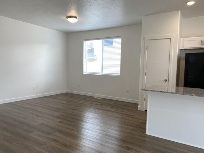 Building Photo - Single Family Home on Riverside.