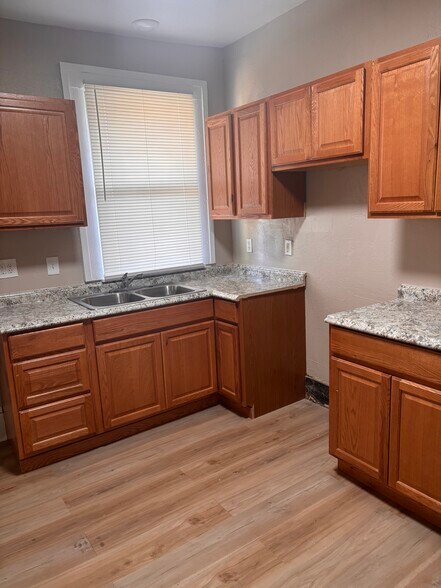 Kitchen - 617 Ivy St