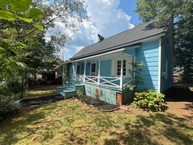 Building Photo - ** FALL PRELEASING*** | Charming Boulevard House with Fresh Updates