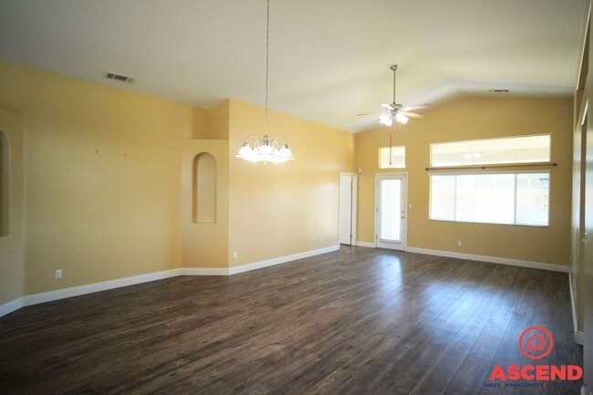 Building Photo - Charming Home in Campus Park!