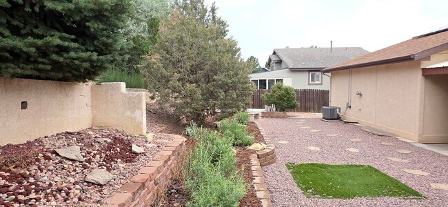 Building Photo - Stunning 4-bedroom, 2.5-bathroom home near...
