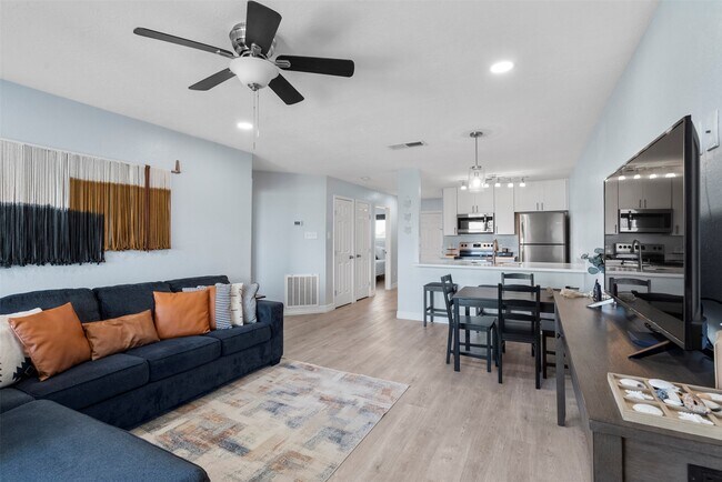 Building Photo - 7600 Seawall Blvd