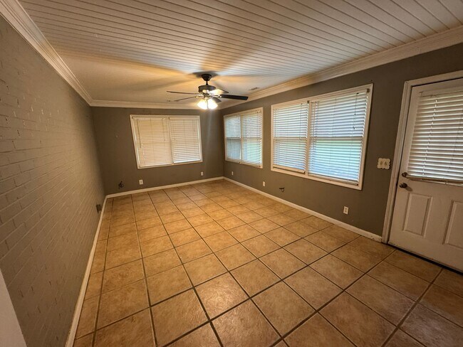 Building Photo - 828 Forest Ridge Dr W