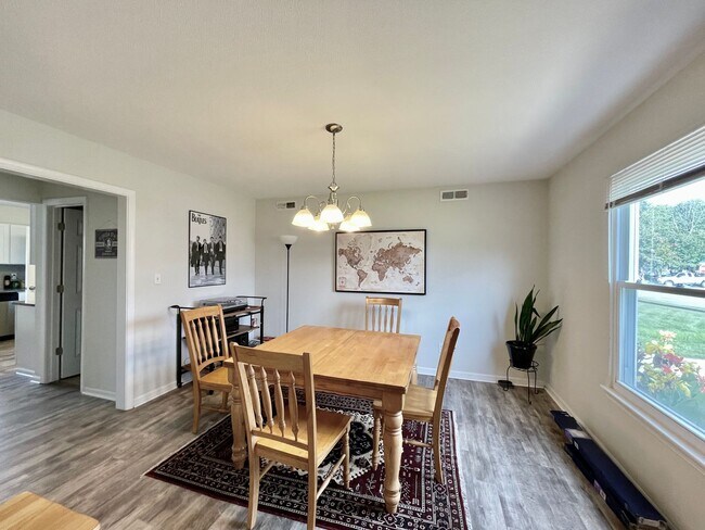 Building Photo - Rare, sought-after 5 bedroom home in Pembroke Meadows.