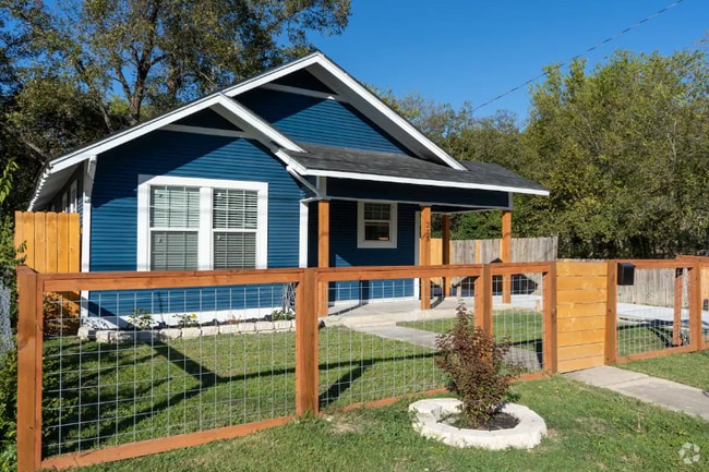 Building Photo - 215 Blue Bonnet St