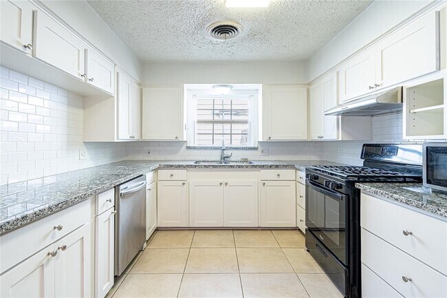 Building Photo - 1726 Du Barry Ln