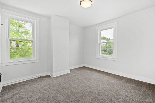 Building Photo - SCORE 1ST MONTH'S RENT FREE IF SIGNED BY AUGUST 7! Spectacular 3 bedroom home in Carrick availabl...