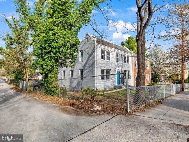 Building Photo - 405 34th St SE