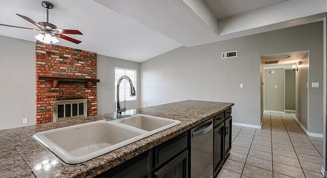 Building Photo - 604 W Kiva Ave