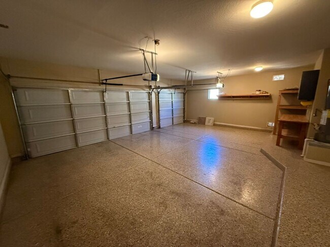 Building Photo - Beautiful 6 Bedroom - 4 Bath w/Private Poo...