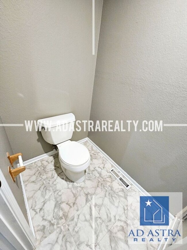 Building Photo - Nice 3 bed 1.5 bath townhouse in Olathe-Co...