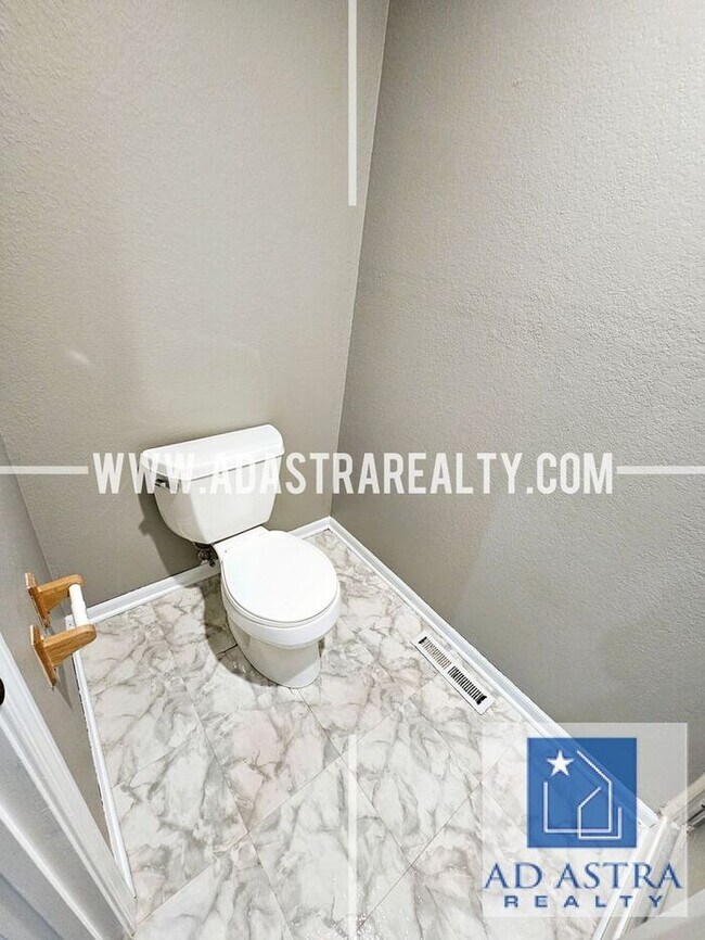 Building Photo - Nice 3 bed 1.5 bath townhouse in Olathe-Coming SOON!!