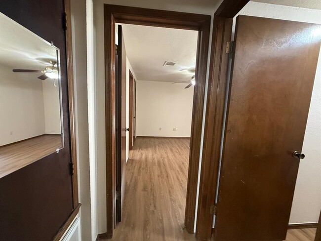 Building Photo - 1015 Swan Lake Ct