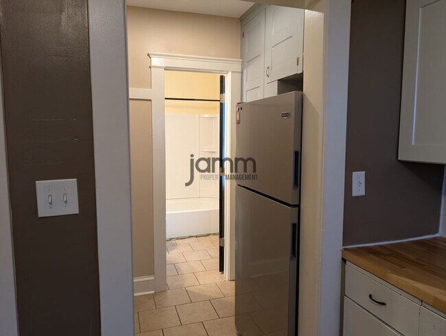 Building Photo - 1560 Coutant Ave