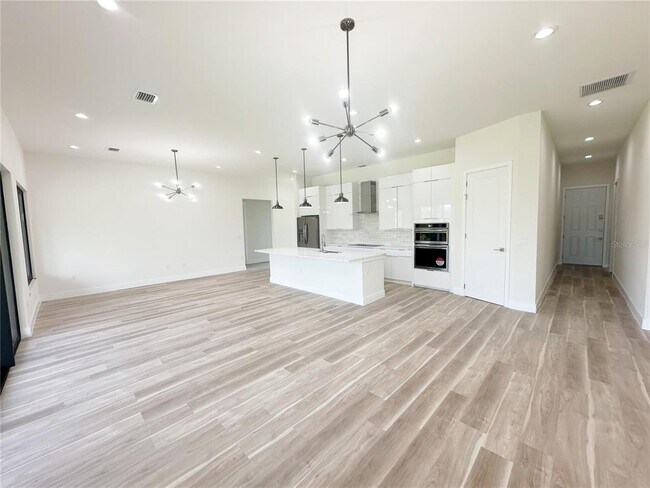 Building Photo - 15561 Aldama Cir