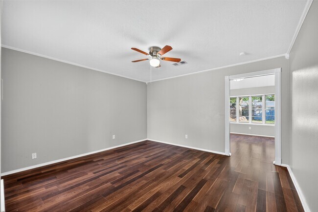 Building Photo - 811 Lochmoor Ln