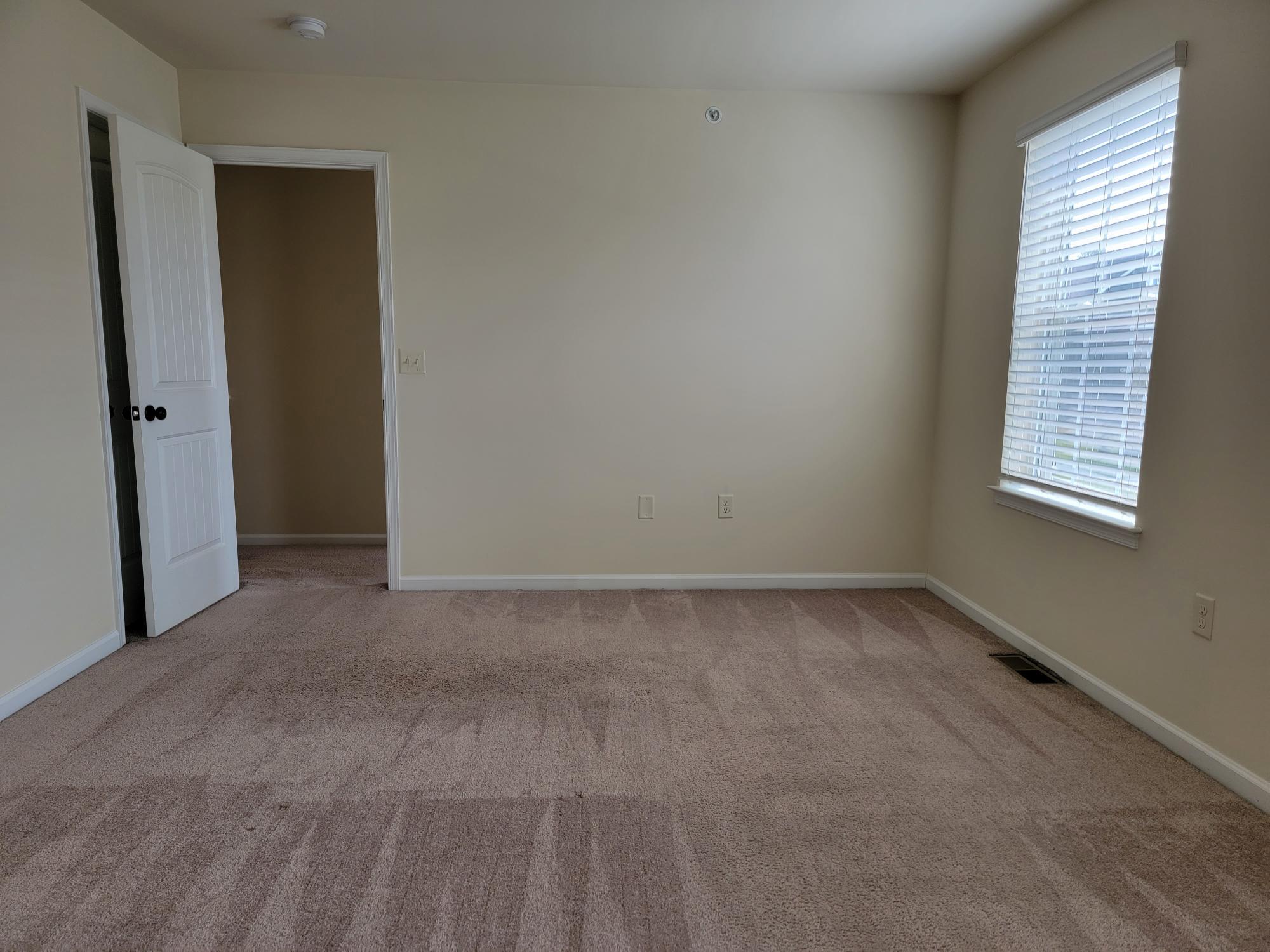 Building Photo - 726 Farmwood Ln