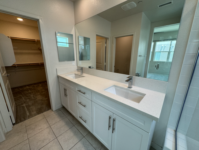 Building Photo - Luxurious 3 Bedroom 2 Bathroom Townhome in...