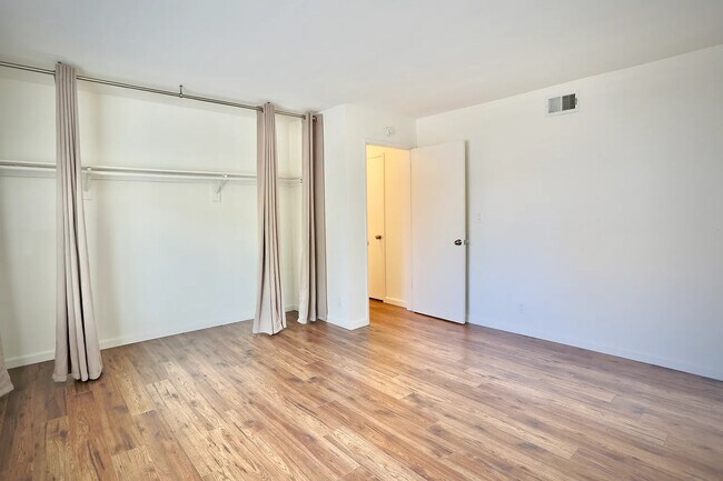 Building Photo - 127 Maple Rd